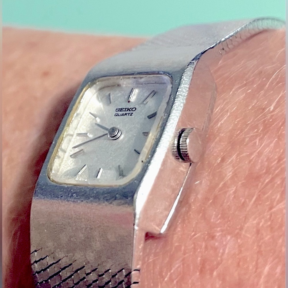 Seiko Quartz vintage 80s ladies watch base metal st-steel smooth faux white-gold